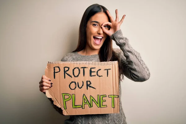 Молодая Красивая Брюнетка Активистка Протестует Против Защиты Нашей Планеты Держа — стоковое фото