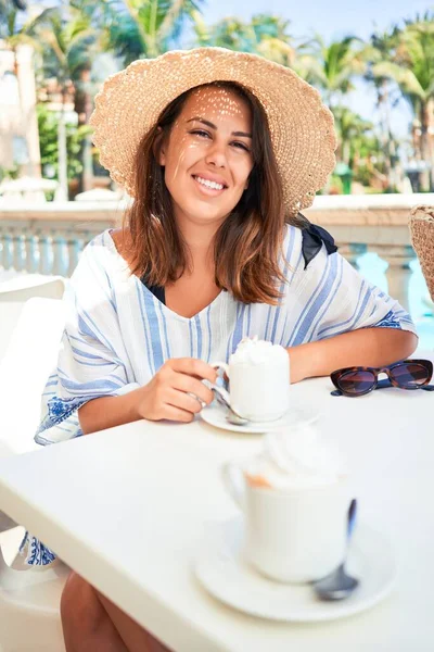 Bezaubernde Frau Sitzt Pool Einer Hotelanlage Und Trinkt Eine Tasse — Stockfoto