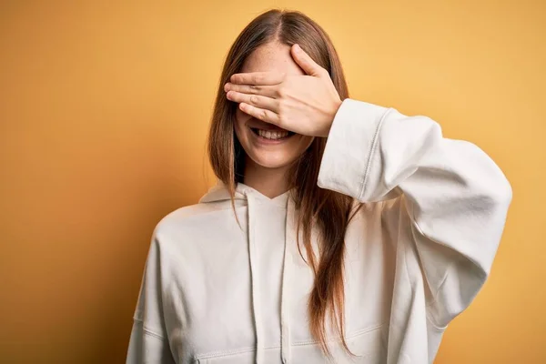 Joven Hermosa Pelirroja Mujer Deportiva Con Sudadera Sobre Fondo Amarillo — Foto de Stock