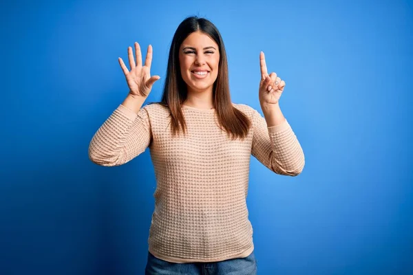 Jonge Mooie Vrouw Dragen Casual Trui Blauwe Achtergrond Tonen Wijzen — Stockfoto