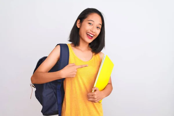 Νεαρή Κινέζα Φοιτήτρια Φορώντας Σακίδιο Κρατώντας Βιβλίο Πάνω Από Απομονωμένο — Φωτογραφία Αρχείου