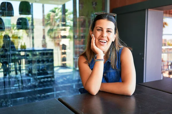 Jovem Bela Mulher Sentada Restaurante Desfrutando Férias Verão — Fotografia de Stock