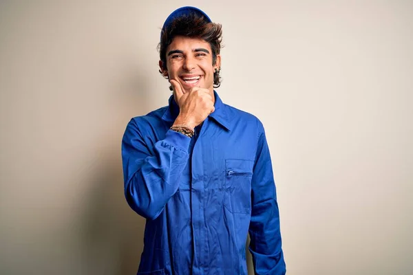 Joven Mecánico Vestido Con Gorra Azul Uniforme Pie Sobre Fondo —  Fotos de Stock