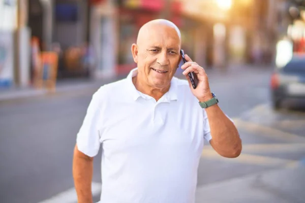 Hombre Guapo Mayor Sonriendo Feliz Confiado Pie Con Sonrisa Cara —  Fotos de Stock