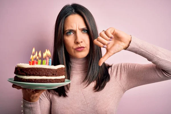 Junge Frau Mit Blauen Augen Hält Geburtstagstorte Mit Kerzen Über — Stockfoto