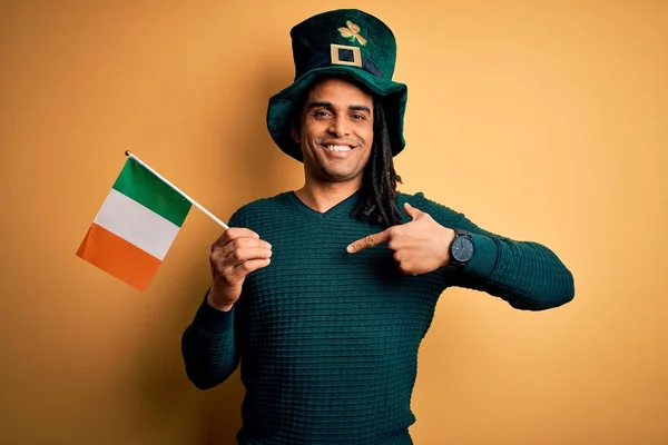 Αφροαμερικάνος Φοράει Πράσινο Καπέλο Κρατώντας Ιρλανδική Ιρλανδική Σημαία Γιορτάζοντας Την — Φωτογραφία Αρχείου