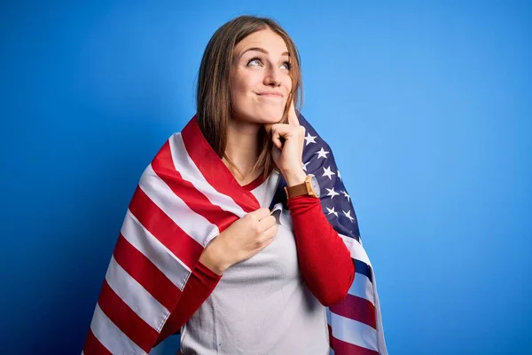 Joven Hermosa Pelirroja Patriótica Mujer Con Bandera Los Estados Unidos — Foto de Stock