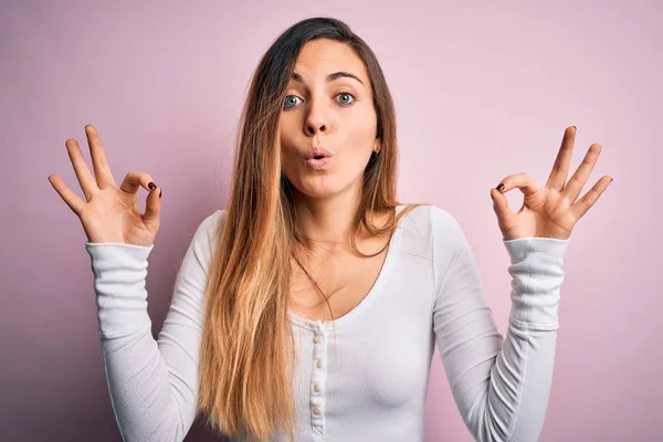 Jonge Mooie Blonde Vrouw Met Blauwe Ogen Dragen Witte Shirt — Stockfoto