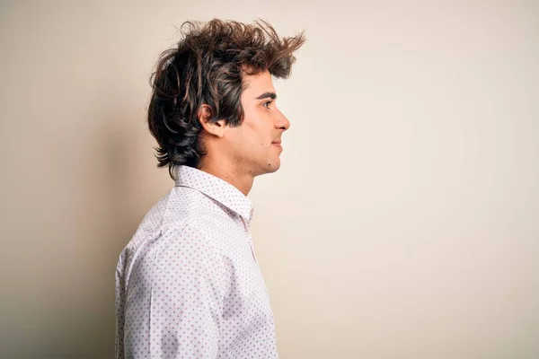 Yakışıklı Genç Adamı Şık Gömlekler Giyer Zole Edilmiş Beyaz Arka — Stok fotoğraf