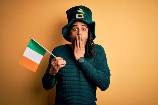 Αφροαμερικάνος Που Φοράει Πράσινο Καπέλο Κρατώντας Ιρλανδική Ιρλανδική Σημαία Γιορτάζοντας — Φωτογραφία Αρχείου