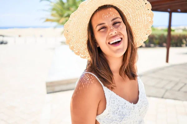 Jovem Mulher Bonita Sorrindo Feliz Desfrutando Dia Ensolarado Verão Hotel — Fotografia de Stock