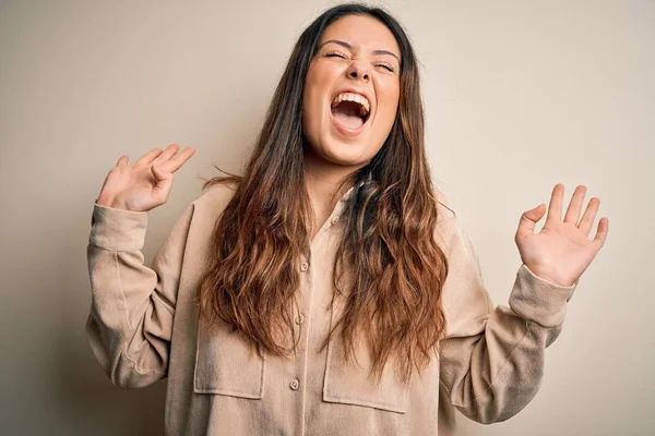 Joven Mujer Morena Hermosa Con Camisa Casual Pie Sobre Fondo — Foto de Stock