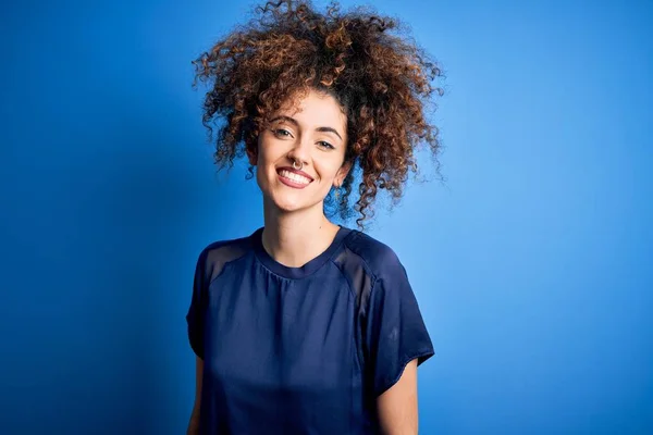 Mulher Bonita Nova Com Cabelo Encaracolado Piercing Vestindo Shirt Azul — Fotografia de Stock