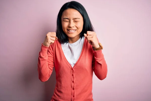 Jonge Mooie Chinese Vrouw Dragen Casual Trui Geïsoleerde Roze Achtergrond — Stockfoto