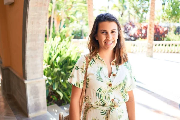 Young Beautiful Woman Smiling Happy Enjoying Sunny Day Summer Hotel — Stock Photo, Image