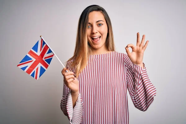 Joven Hermosa Mujer Rubia Con Ojos Azules Sosteniendo Bandera Del —  Fotos de Stock