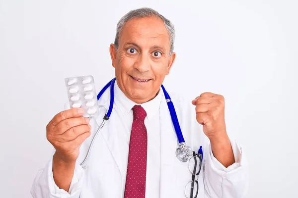 Hombre Médico Senior Con Estetoscopio Sosteniendo Pastillas Sobre Fondo Blanco —  Fotos de Stock