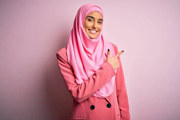 Молодая Красивая Брюнетка Бизнесвумен Розовом Мусульманском Хиджабе Деловой Куртке Веселый — стоковое фото