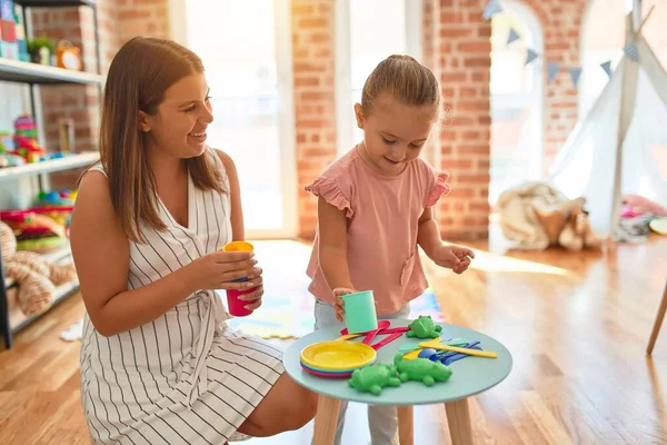 Bella Insegnante Studentessa Bionda Bambina Che Gioca Pasti Con Frutta — Foto Stock