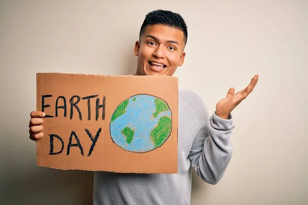 Joven Hombre Latino Guapo Sosteniendo Pancarta Pidiendo Conservación Tierra Medio — Foto de Stock