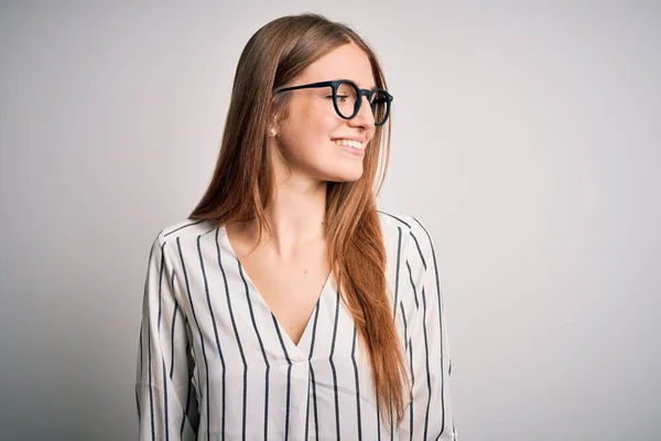 Joven Mujer Pelirroja Hermosa Con Camiseta Rayas Casuales Gafas Mirando —  Fotos de Stock