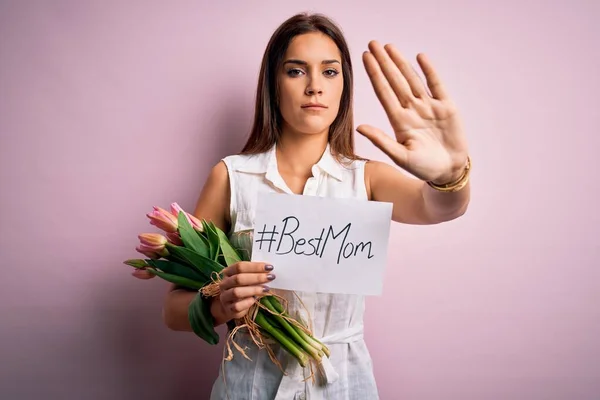 Mulher Bonita Celebrando Dia Das Mães Segurando Melhor Mensagem Mãe — Fotografia de Stock