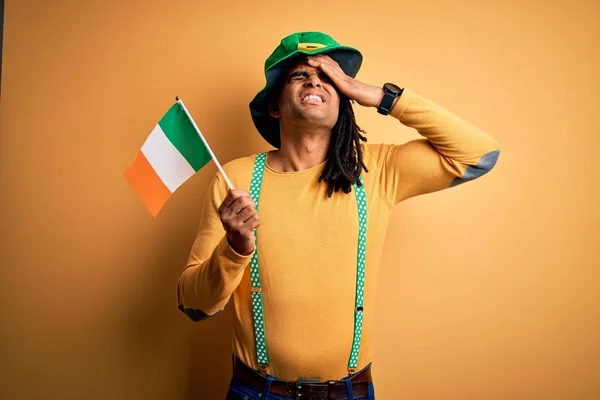 Αφροαμερικάνος Που Φορούσε Πράσινο Καπέλο Κρατώντας Ιρλανδική Σημαία Της Ιρλανδίας — Φωτογραφία Αρχείου
