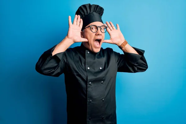 Hombre Guapo Cocinero Pelo Gris Mediana Edad Con Uniforme Cocina —  Fotos de Stock