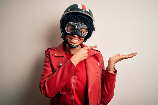 Młoda Afro Amerykańska Motocyklistka Kobieta Kręconymi Włosami Kasku Motocyklowym Zdumiona — Zdjęcie stockowe
