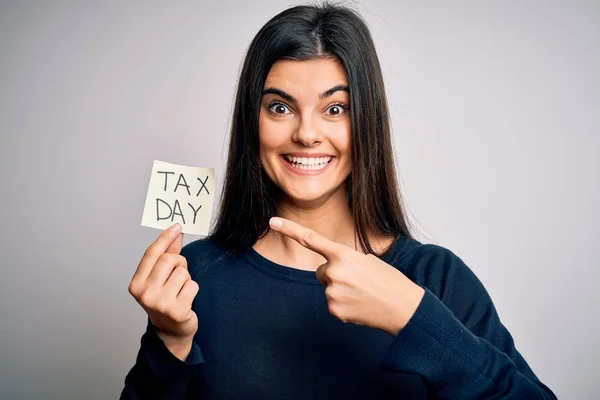 Jong Mooi Brunette Vrouw Holding Papier Met Herinnering Papier Met — Stockfoto