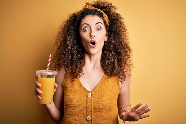 Young Beautiful Woman Curly Hair Piercing Drinking Healthy Orange Juice — ストック写真