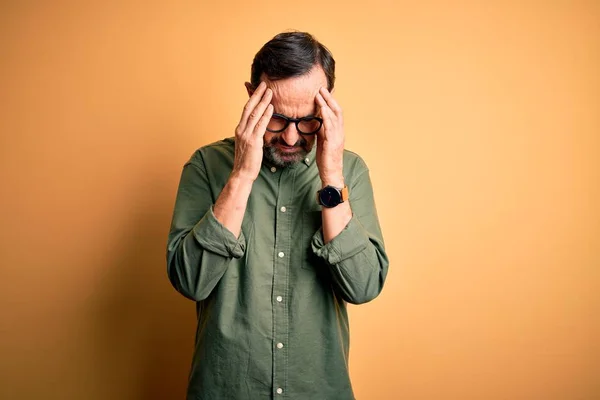 Middelbare Leeftijd Haveloze Man Het Dragen Van Casual Groene Shirt — Stockfoto