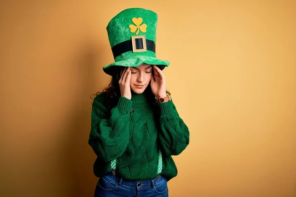 美丽的卷发女人头戴绿色的帽子 头戴三叶草 庆祝圣徒帕特里克节 痛苦的偏头痛 — 图库照片