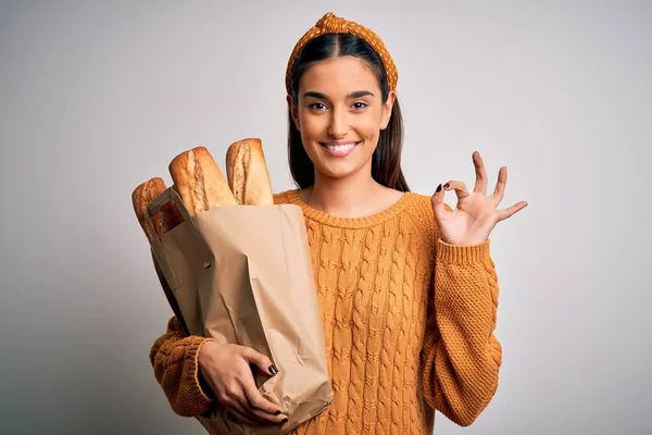 Jonge Mooie Brunette Vrouw Met Papieren Zak Met Brood Witte — Stockfoto