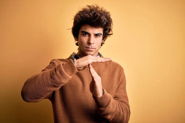 Joven Hombre Guapo Con Camisa Casual Suéter Sobre Fondo Amarillo —  Fotos de Stock