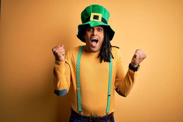 Jeune Homme Afro Américain Portant Chapeau Vert Célébrant Saint Patricks — Photo