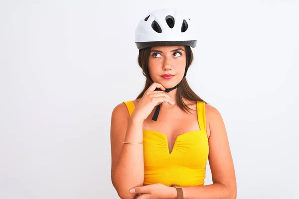 Junge Schöne Radfahrerin Mädchen Mit Fahrradhelm Steht Über Isolierten Weißen — Stockfoto