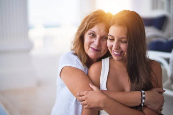 Hermosa Madre Hija Abrazándose Terraza Con Cara Feliz —  Fotos de Stock