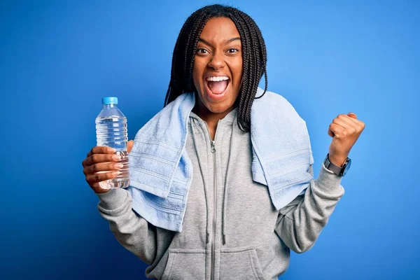 Молодая Африканская Американка Фитнес Женщина Полотенце Питьевой Воде Пластиковой Бутылки — стоковое фото