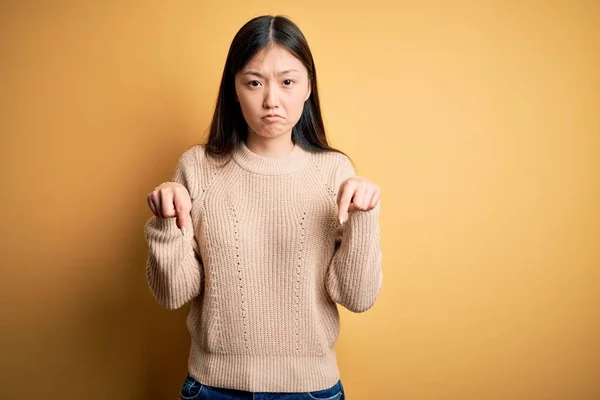 Jeune Belle Femme Asiatique Portant Pull Décontracté Sur Fond Jaune — Photo