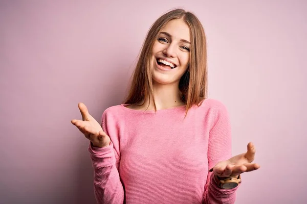 Jovem Mulher Ruiva Bonita Vestindo Camisola Casual Sobre Fundo Rosa — Fotografia de Stock