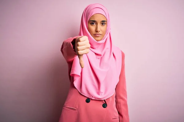 Young Beautiful Brunette Businesswoman Wearing Pink Muslim Hijab Business Jacket — ストック写真