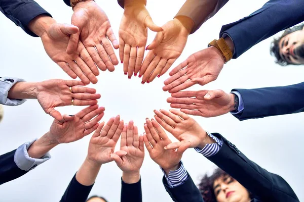 Grupo Trabajadores Negocios Pie Con Las Manos Juntas Oficina — Foto de Stock