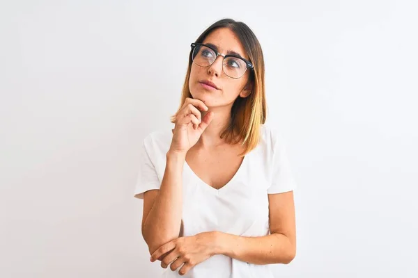 Mujer Pelirroja Hermosa Con Gafas Sobre Fondo Aislado Con Mano —  Fotos de Stock