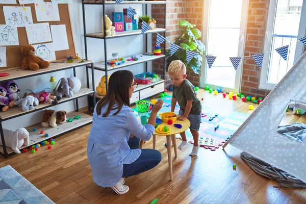 Junges Kaukasisches Kind Das Der Schule Mit Dem Lehrer Spielt — Stockfoto