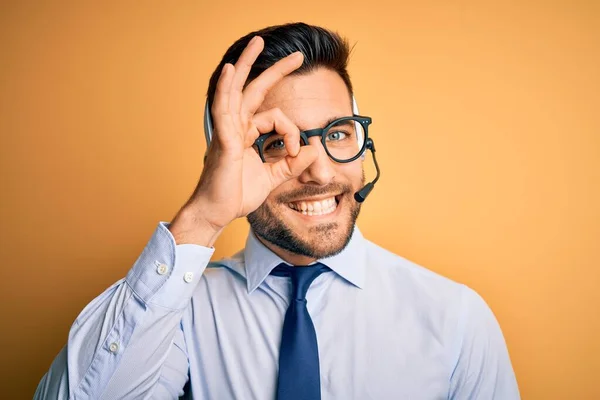 Young Business Operator Man Wearing Customer Service Headset Call Center — Stok fotoğraf