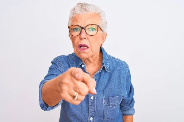 Ältere Grauhaarige Frau Mit Jeanshemd Und Brille Über Isoliertem Weißem — Stockfoto