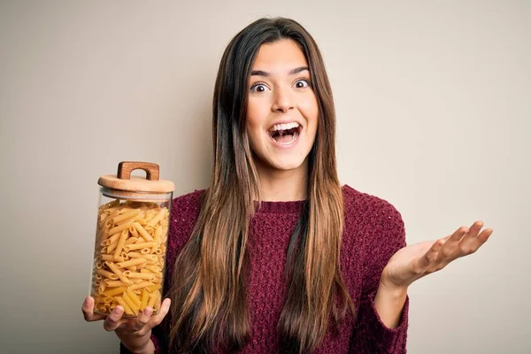 Menina Bonita Jovem Segurando Garrafa Macarrão Macarrão Italiano Seco Sobre — Fotografia de Stock