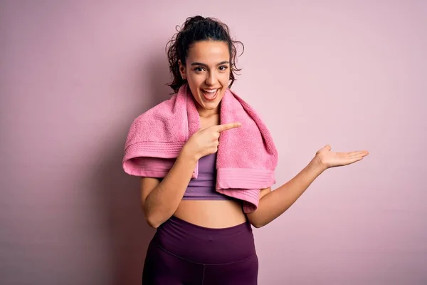 Joven Deportista Hermosa Con Pelo Rizado Haciendo Deporte Usando Toalla — Foto de Stock