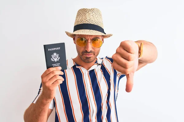 Mladý Turista Muž Letním Klobouku Drží Pas Usa Nad Izolovaným — Stock fotografie